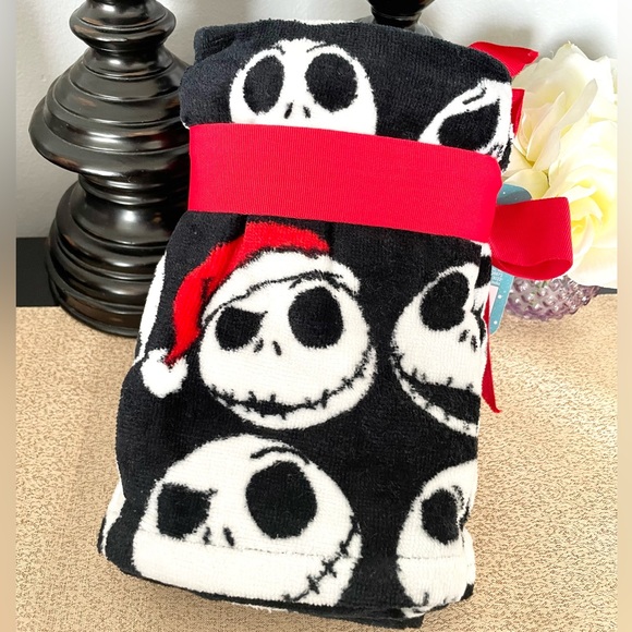 New Set of 2 The Nightmare Before Christmas Santa Jack Skellington Hand Towels - Picture 2 of 6